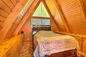 Uma cama ou camas num quarto em Running Springs A-Frame with Deck and Mtn Views!