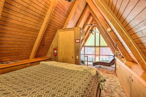 um quarto com uma cama num tecto de madeira em Running Springs A-Frame with Deck and Mtn Views! em Running Springs