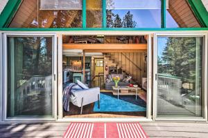 Um pátio ou outra área exterior em Running Springs A-Frame with Deck and Mtn Views!