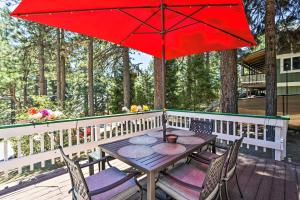 Uma varanda ou terraço em Running Springs A-Frame with Deck and Mtn Views!