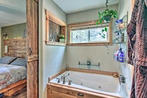 - Baño con bañera en un dormitorio en La Pine Hideaway Near Deschutes National Forest!, en La Pine 21 fotos más