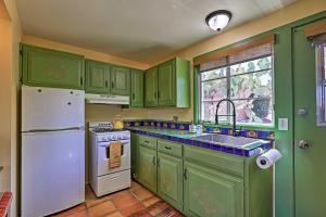 uma cozinha com armários verdes e um frigorífico branco em Modern Green Valley Condo - Near National Park! em Green Valley