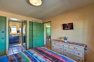 um quarto com uma cama e uma cómoda e uma cozinha em Modern Green Valley Condo - Near National Park! em Green Valley