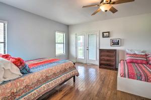 Säng eller sängar i ett rum på Gingerland Ranch Escape with Game Room and Porch!