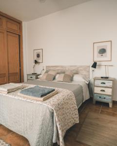 1 dormitorio con 2 camas y mesa con lámpara en Casa Indalmar San José, en San José