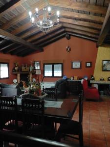 ein Esszimmer mit Tisch und Stühlen und einem Kronleuchter in der Unterkunft Casa Rural Laura in Miranda del Castañar