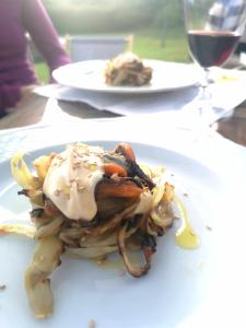 un piatto di cibo su un tavolo con un bicchiere di vino di Alba Morus Bed e Breakfast sentiti a casa nel cuore della Toscana ad Arezzo