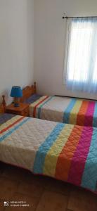 En eller flere senge i et værelse på Comfortable Apartment Near The Sea