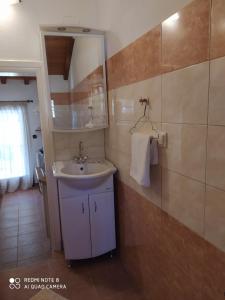 Kúpeľňa v ubytovaní LIMENARI COTTAGE + 32 fotografií