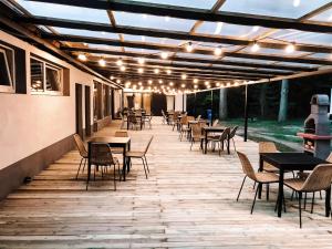 Reštaurácia alebo iné gastronomické zariadenie v ubytovaní Forest House Augustów