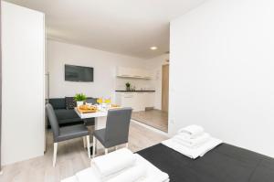 Kuchyň nebo kuchyňský kout v ubytování Apartments and Rooms Adriatic Suites + 37 fotografií