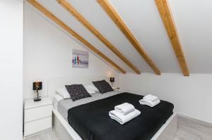 Postel nebo postele na pokoji v ubytování Apartments and Rooms Adriatic Suites