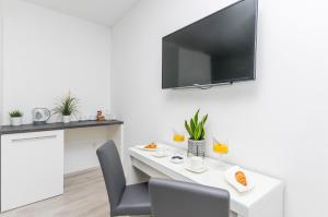 TV a/nebo společenská místnost v ubytování Apartments and Rooms Adriatic Suites
