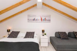 Postel nebo postele na pokoji v ubytování Apartments and Rooms Adriatic Suites