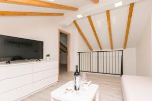 TV a/nebo společenská místnost v ubytování Apartments and Rooms Adriatic Suites