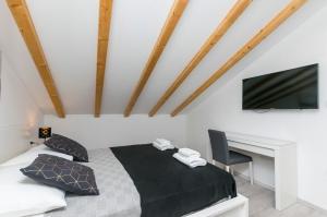 Postel nebo postele na pokoji v ubytování Apartments and Rooms Adriatic Suites