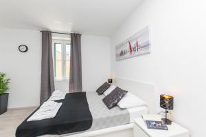 Postel nebo postele na pokoji v ubytování Apartments and Rooms Adriatic Suites