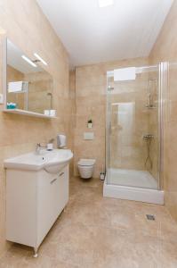 Koupelna v ubytování Apartments and Rooms Adriatic Suites