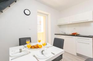 Kuchyň nebo kuchyňský kout v ubytování Apartments and Rooms Adriatic Suites