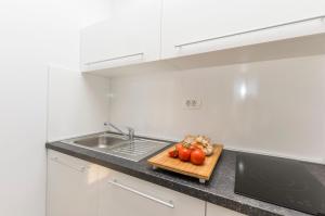 Kuchyň nebo kuchyňský kout v ubytování Apartments and Rooms Adriatic Suites