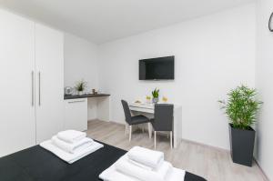 TV a/nebo společenská místnost v ubytování Apartments and Rooms Adriatic Suites