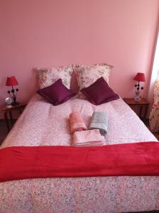 a bed with two hats and two pillows on it at Hôtel restaurant du Commerce in Poulainville