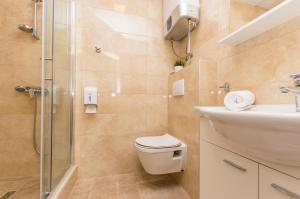 Koupelna v ubytování Apartments and Rooms Adriatic Suites