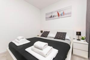 Postel nebo postele na pokoji v ubytování Apartments and Rooms Adriatic Suites