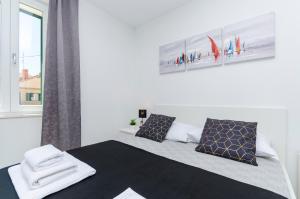 Postel nebo postele na pokoji v ubytování Apartments and Rooms Adriatic Suites