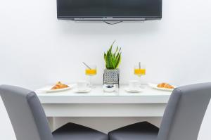 TV a/nebo společenská místnost v ubytování Apartments and Rooms Adriatic Suites