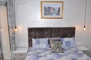 une chambre avec un lit avec des oreillers bleus et blancs dans l'établissement Luxueux appartement pied dans l'eau sur la plage d'Imi Ouaddar, à Agadir nʼ Aït Sa 28 autres photos