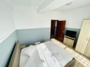 Un pat sau paturi într-o cameră la Mamaia Summerland