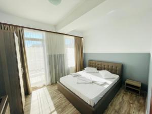 Un pat sau paturi într-o cameră la Mamaia Summerland