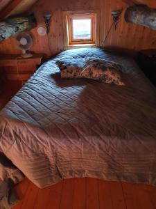 un grande letto in una stanza con finestra di Sjøhaug Rorbu a Moskenes