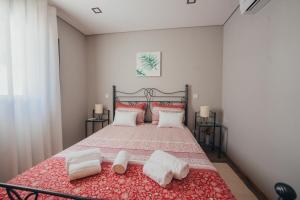 a bedroom with a bed with two white towels on it at Ti`Justina Country House in Rossas