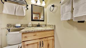 ein Badezimmer mit Waschbecken und Spiegel in der Unterkunft Timberline Condominiums Studio Deluxe Unit 218 in Snowmass Village