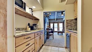 eine Küche mit Holzschränken und ein Esszimmer in der Unterkunft Timberline Condominiums Studio Deluxe Unit 218 in Snowmass Village + 8 Fotos