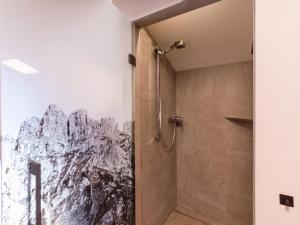 Uma casa de banho em Dorfkaiser Appartements