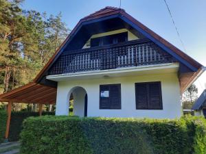 a house with a gambrel roof at Vadása Nyaralóház in Őrimagyarósd +6 photos
