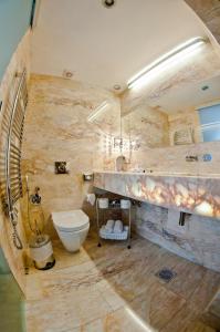Bilik mandi di Boutique Hotel Astoria