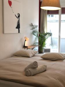 Lova arba lovos apgyvendinimo įstaigoje Cool & Central 2 bedroom in heart of Eaux-vives