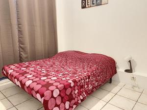 sypialnia z łóżkiem z czerwoną kołdrą w obiekcie Le Saint Martial, appartement T3 centre-ville WIFI w mieście Sète