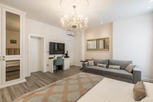 een woonkamer met een bank en een kroonluchter bij Elixir luxury rooms in Split
