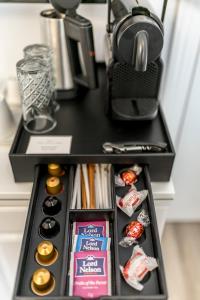 een zwarte plank met snacks en een koffiezetapparaat bij Elixir luxury rooms in Split