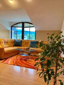 een woonkamer met een bank en een tafel bij Apartma Bernard in Radovljica