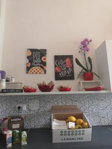 una caja de comida en un mostrador en una cocina en B&B Orchidea en Salerno