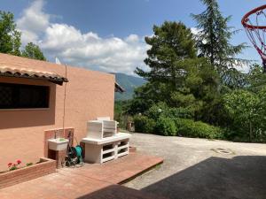 ein Haus mit einem Herd neben einem Gebäude in der Unterkunft Villa Gioia relax immersi nel verde in Aiello del Sabato
