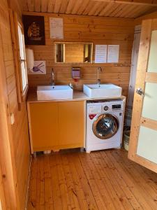 une cuisine avec deux lavabos et un lave-linge dans l'établissement Mini Camping, à Kabli