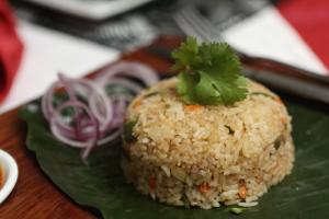 un trozo de arroz en un plato verde en Adden Palace Hotel & Conference Centre en Mwanza