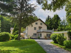 a large white house with a driveway at Appartement Waldfriede in Keutschach am See